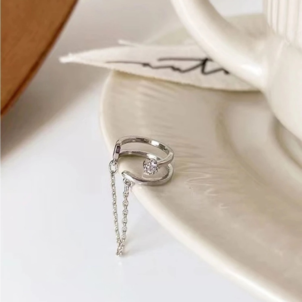 Elegant Silver Chain Ear Cuff - Picture 2 of 3